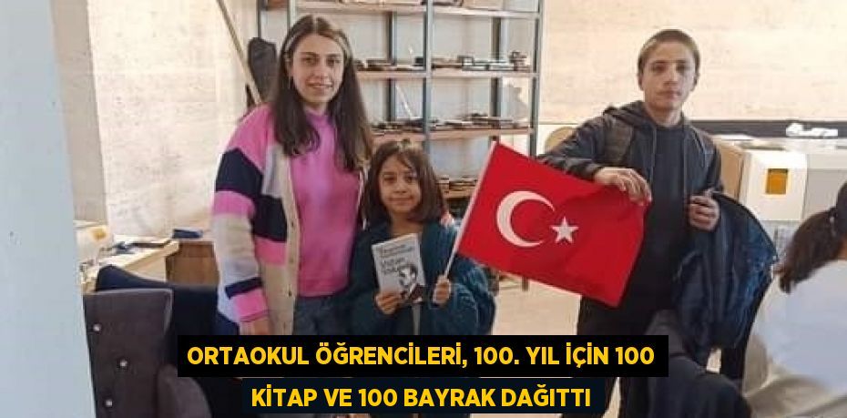 ORTAOKUL ÖĞRENCİLERİ, 100. YIL İÇİN 100 KİTAP VE 100 BAYRAK DAĞITTI