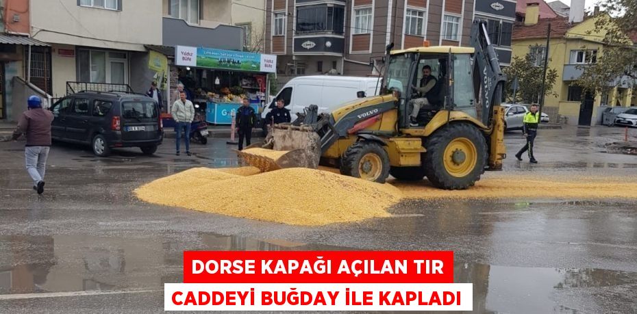 Dorse kapağı açılan tır caddeyi buğday ile kapladı