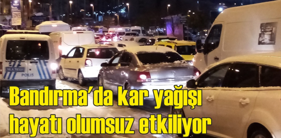 Bandırma'da sabaha karşı başlayan kar yağışı hayatı olumsuz etkiliyor