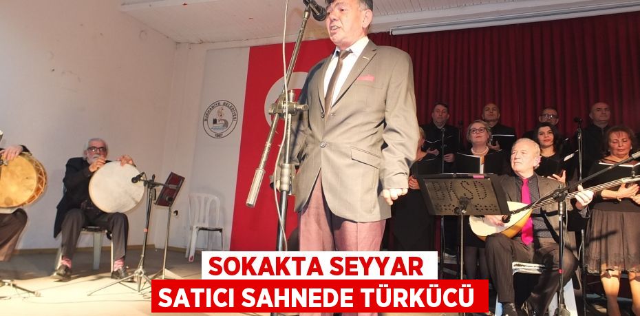 Sokakta seyyar satıcı sahnede türkücü