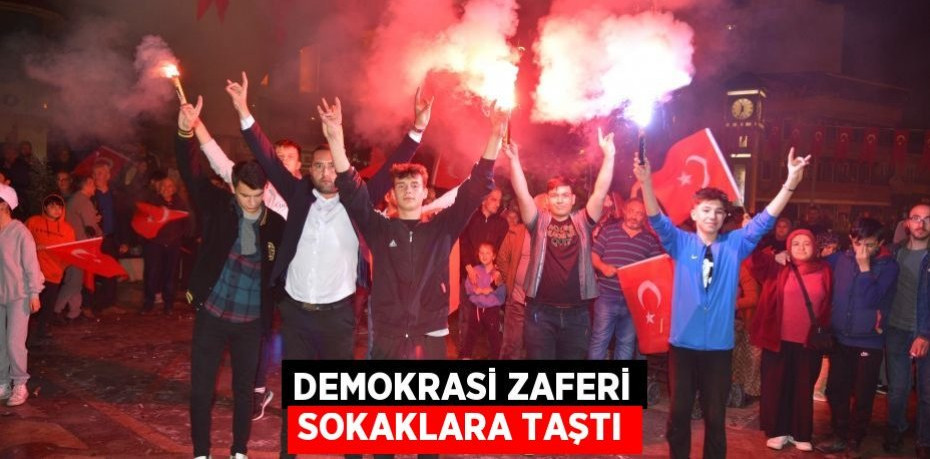 Demokrasi zaferi sokaklara taştı